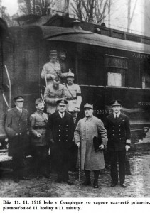 Eerste Wereldoorlog.  Generaals Foch en Weygand voor het treinstel in Rehtondes, nabij Compiegne, tussen de  wapenstilstandsonderhandelingen van november 1918 door.